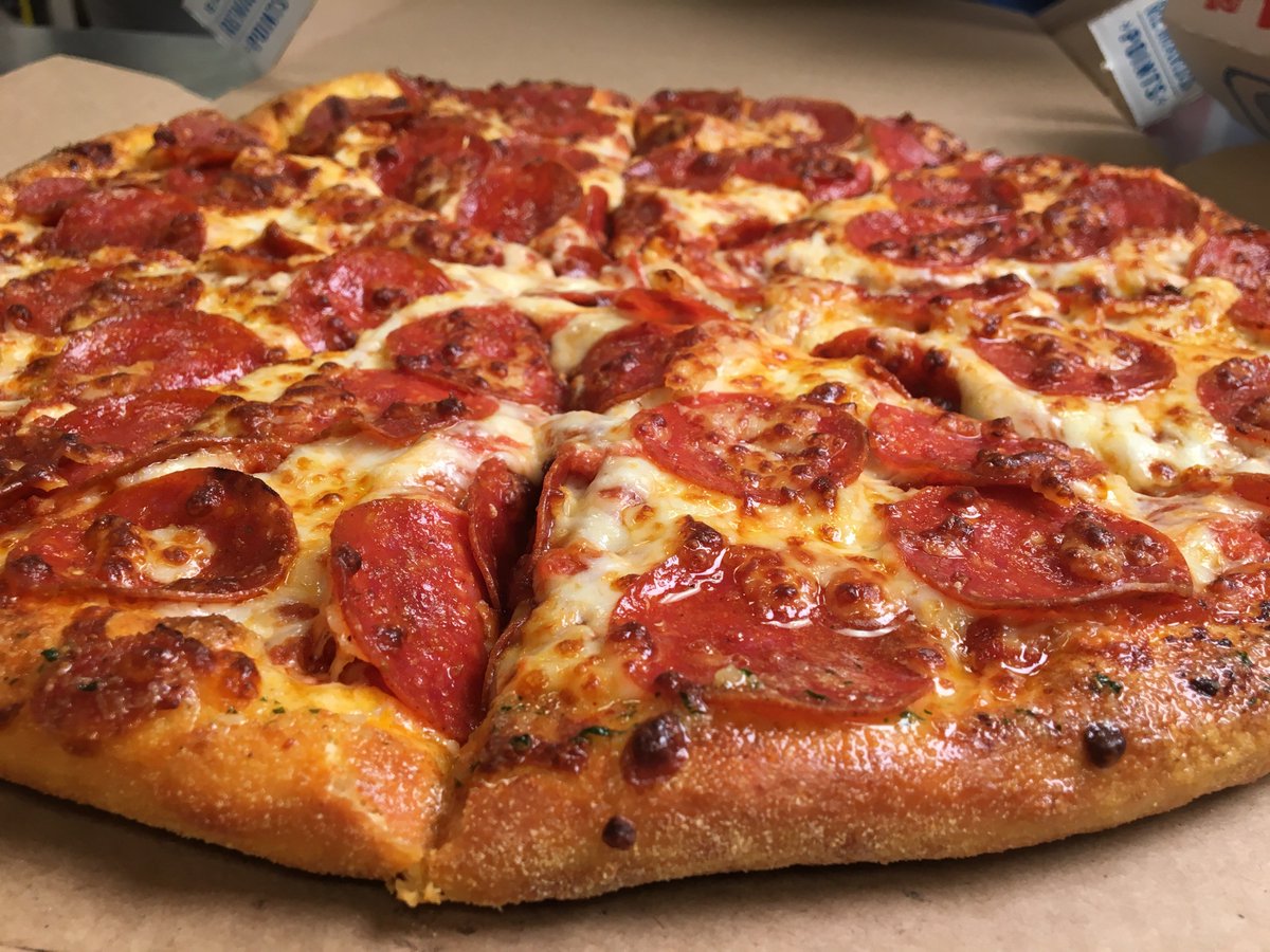 pizza au pepperoni et aux dominos